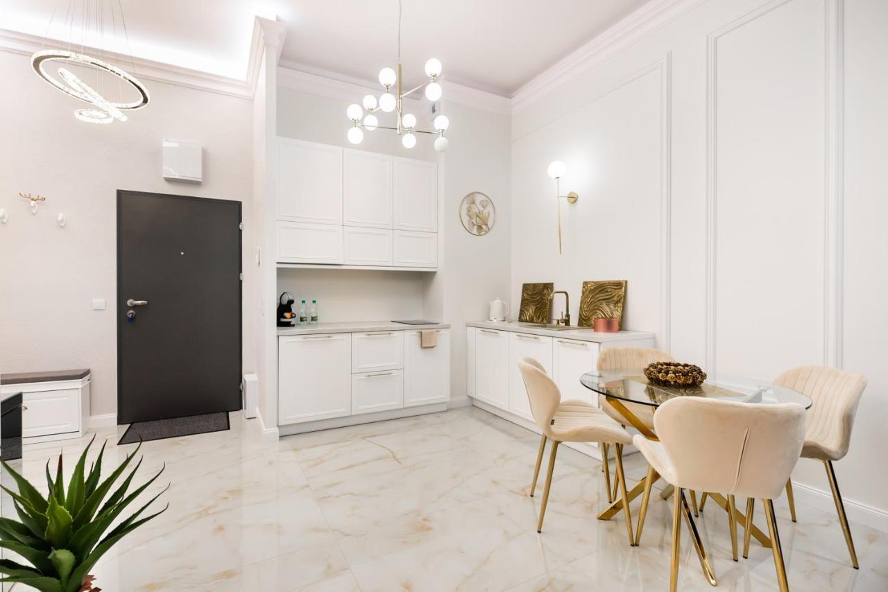 New Praga Ladies' & Gentlemen'S Apartments Warschau Buitenkant foto